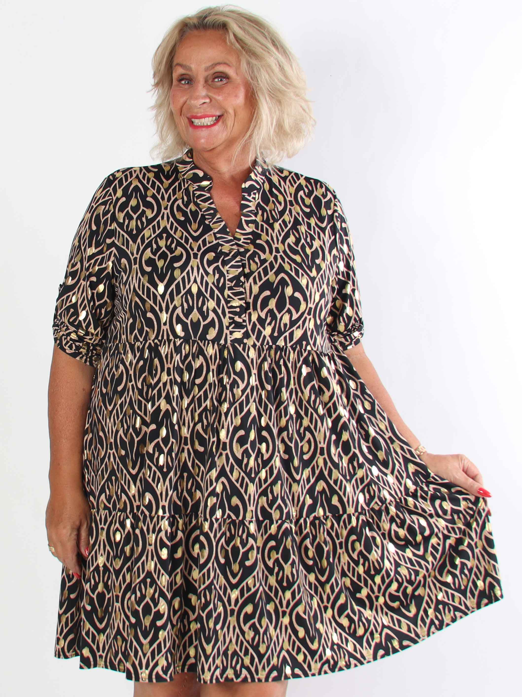 Milano Boho Midi - Mönstrad plus size klänning med guldfärgade prickar och lager-på-lager-look